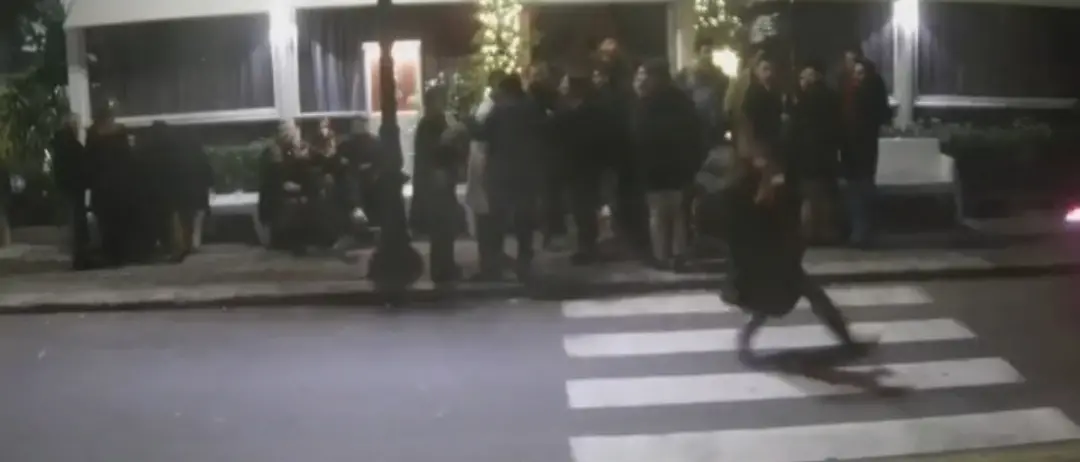 Reggio Calabria, due moto gareggiano sul lungomare: una falcia una ragazza sulle strisce pedonali e poi si dà alla fuga\n