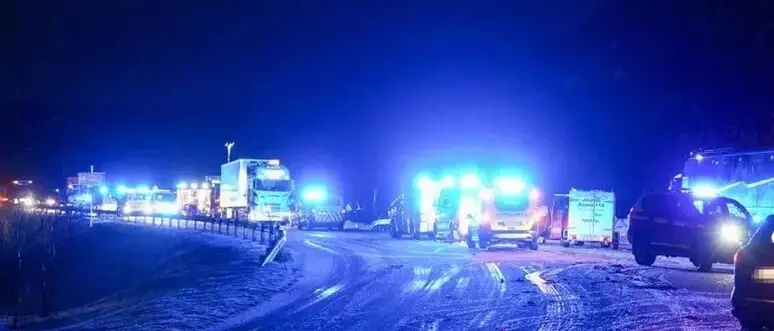 Autobus precipitato in acqua in Norvegia: almeno tre morti e quattro feriti gravi
