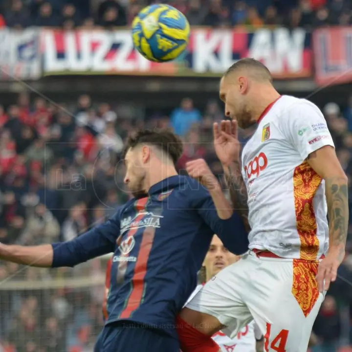 Cosenza-Catanzaro, che derby da pazzi. Pompetti illude le Aquile, Ciervo fa esplodere il Marulla: termina 1-1
