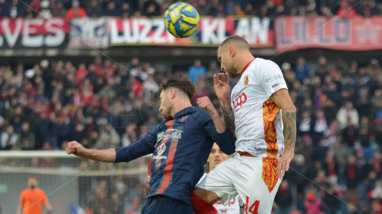 Cosenza-Catanzaro, che derby da pazzi. Pompetti illude le Aquile, Ciervo fa esplodere il Marulla: termina 1-1