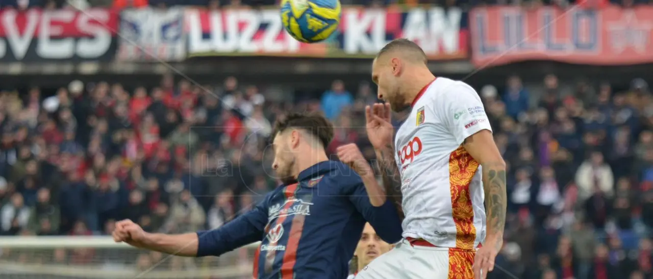 Cosenza-Catanzaro, che derby da pazzi. Pompetti illude le Aquile, Ciervo fa esplodere il Marulla: termina 1-1