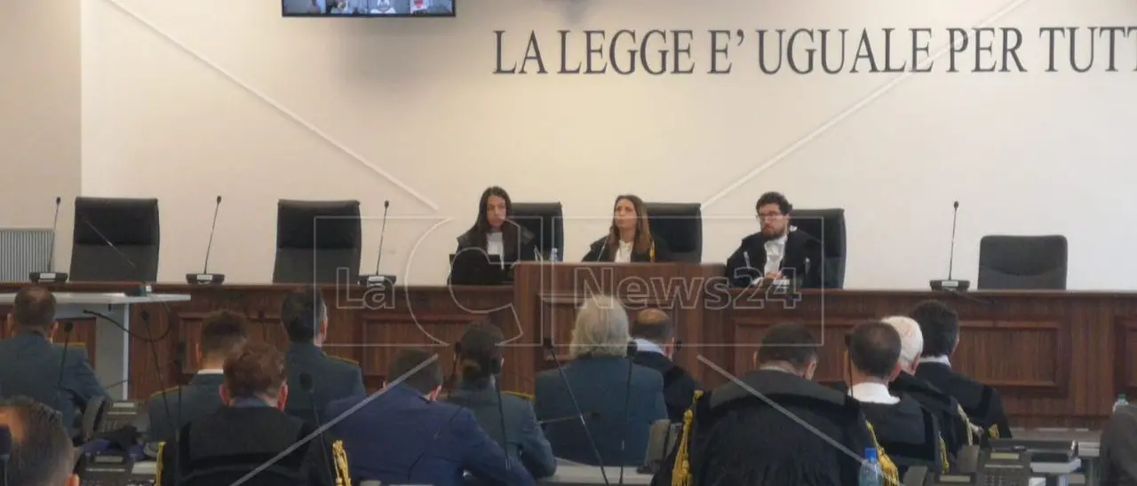 «Martedì fanno un blitz a Catanzaro»: la soffiata agli Anello costa la condanna al finanziere. Assolto un poliziotto: non aiutò il clan\n