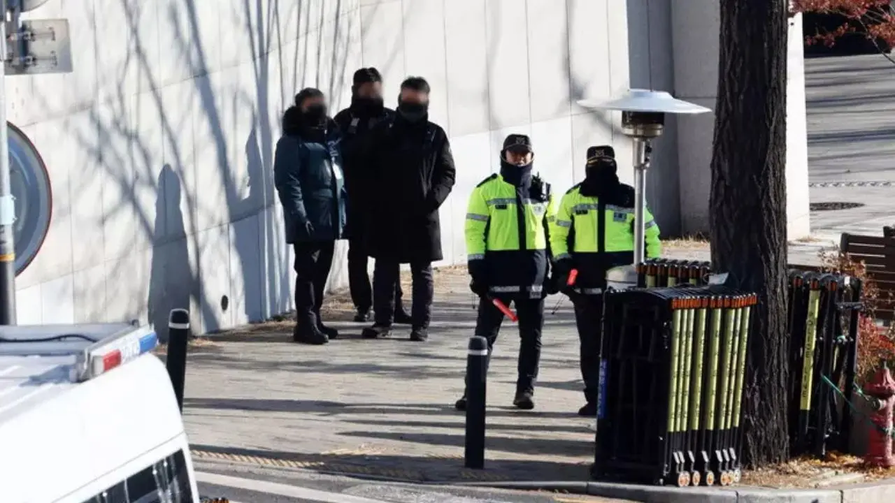 La perquisizione della polizia nel rifugio del presidente Yoon