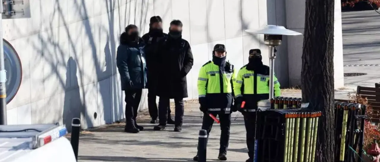 Corea del Sud, la polizia perquisisce il rifugio del presidente Yoon\n
