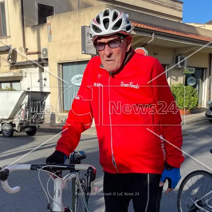 Il cicloamatore più anziano della Calabria è di Roccella e ha 88 anni: «Faccio almeno 50 km al giorno in bici. Il mio segreto? La prudenza»\n