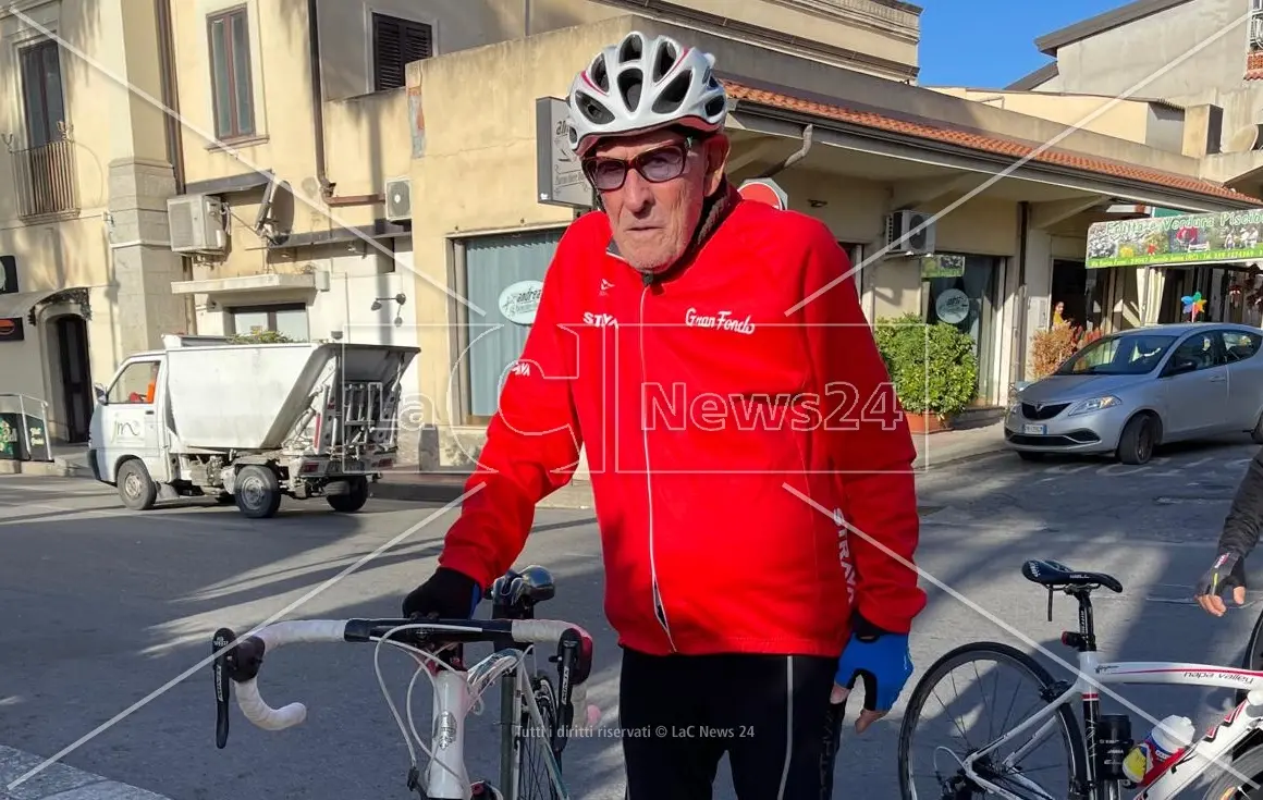 Il cicloamatore più anziano della Calabria è di Roccella e ha 88 anni: «Faccio almeno 50 km al giorno in bici. Il mio segreto? La prudenza»\n