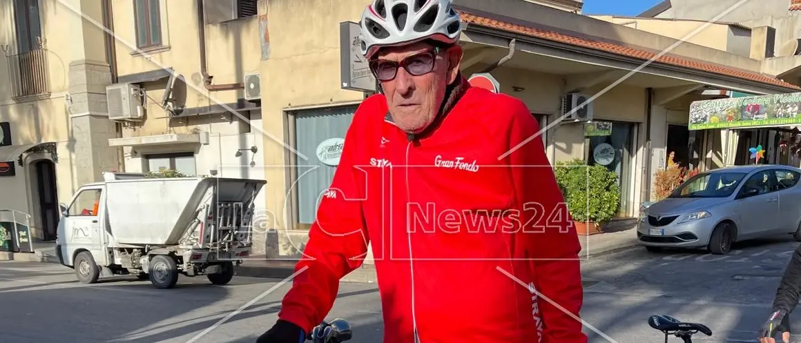 Il cicloamatore più anziano della Calabria è di Roccella e ha 88 anni: «Faccio almeno 50 km al giorno in bici. Il mio segreto? La prudenza»\n