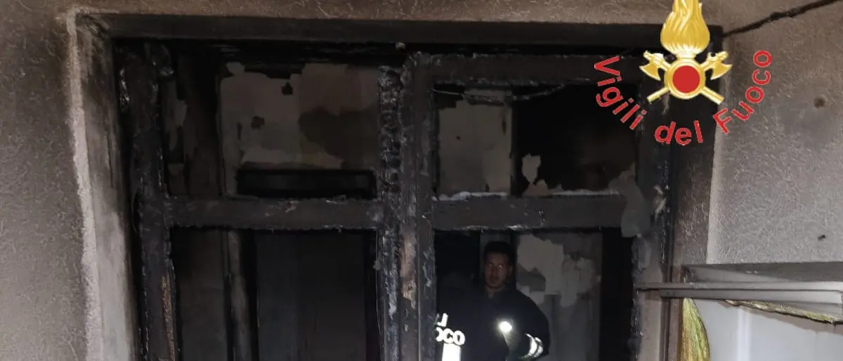 Incendio in un appartamento a Isola Capo Rizzuto: due persone ustionate e portate in ospedale