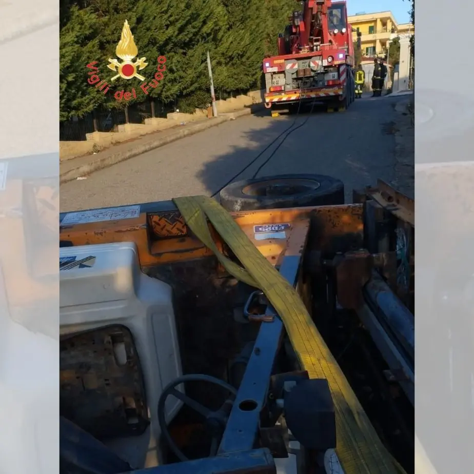 Isola Capo Rizzuto, 50enne muore travolto dal muletto sul quale stava lavorando\n