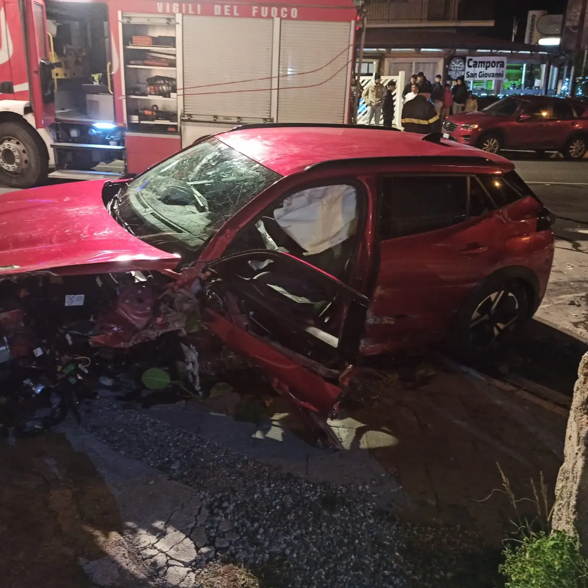 Violento impatto tra due auto ad Amantea: tre i feriti trasportati d’urgenza all’ospedale di Lamezia