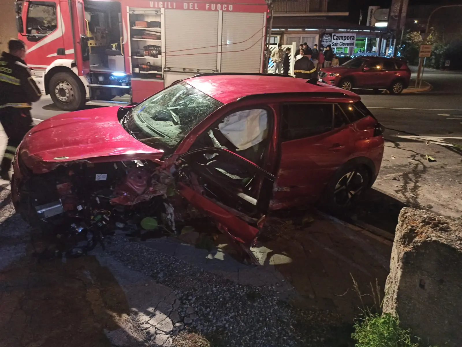 Violento impatto tra due auto ad Amantea: tre i feriti trasportati d’urgenza all’ospedale di Lamezia