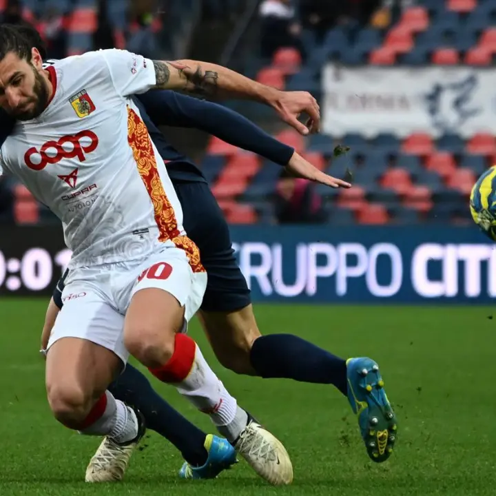 Cosenza-Catanzaro,\u00A0l’espulsione di Caporale è inesistente:\u00A0ecco cosa dice il regolamento\n