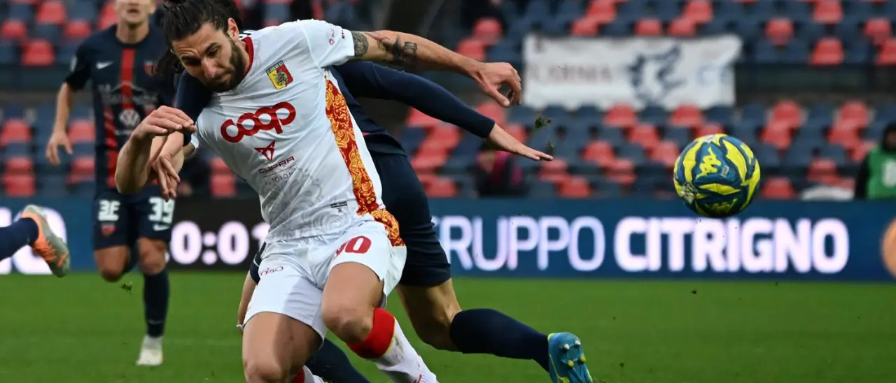 Cosenza-Catanzaro,\u00A0l’espulsione di Caporale è inesistente:\u00A0ecco cosa dice il regolamento\n