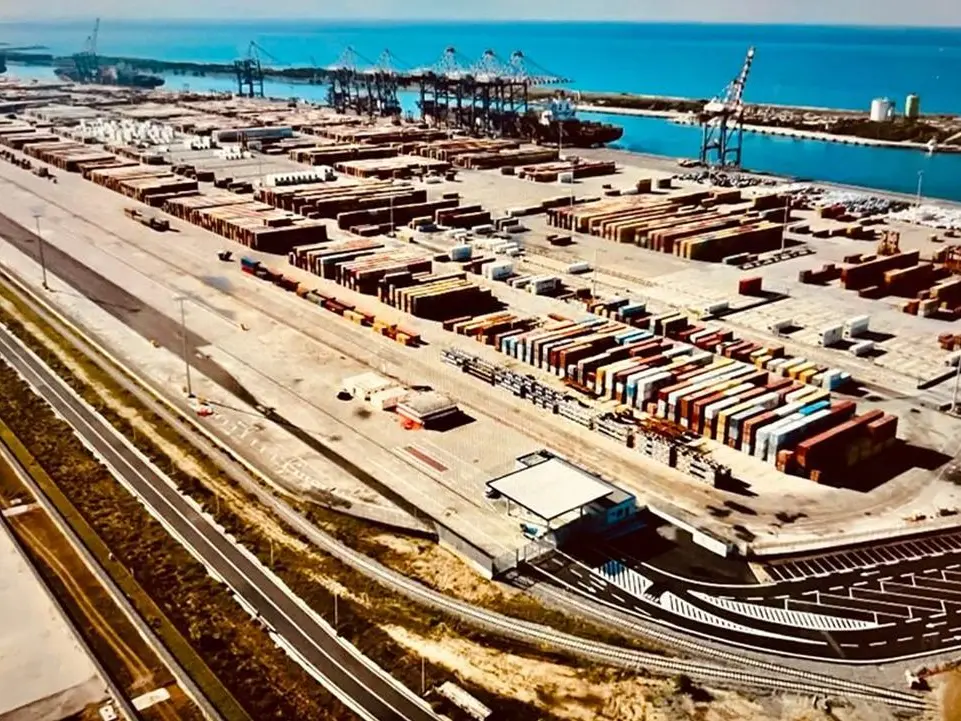 Pnrr, i 100 milioni per il porto di Gioia Tauro rischiano di essere inutili: il governo vuole tagliare l’Alta velocità in Calabria