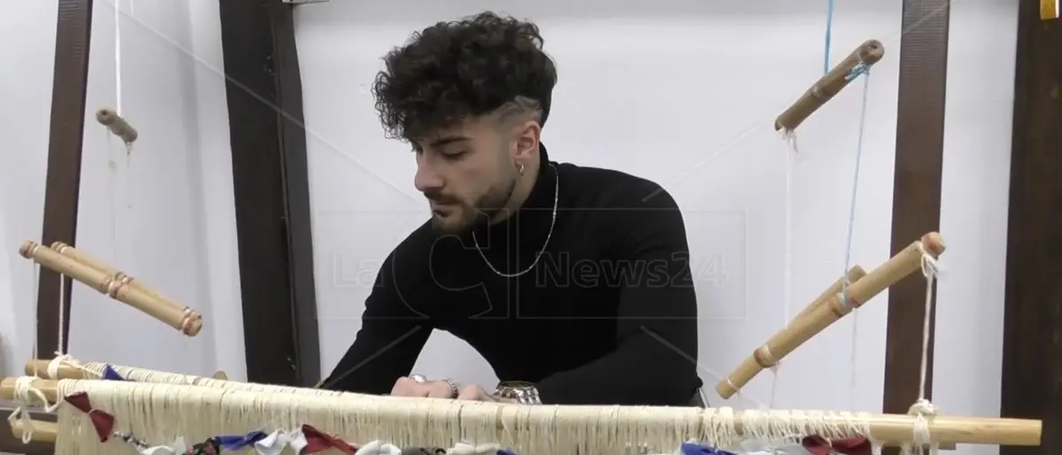 Gli antichi telai di Girifalco ricominciano a battere il tempo della tessitura. Abiti da sposa con motivi tradizionali\n