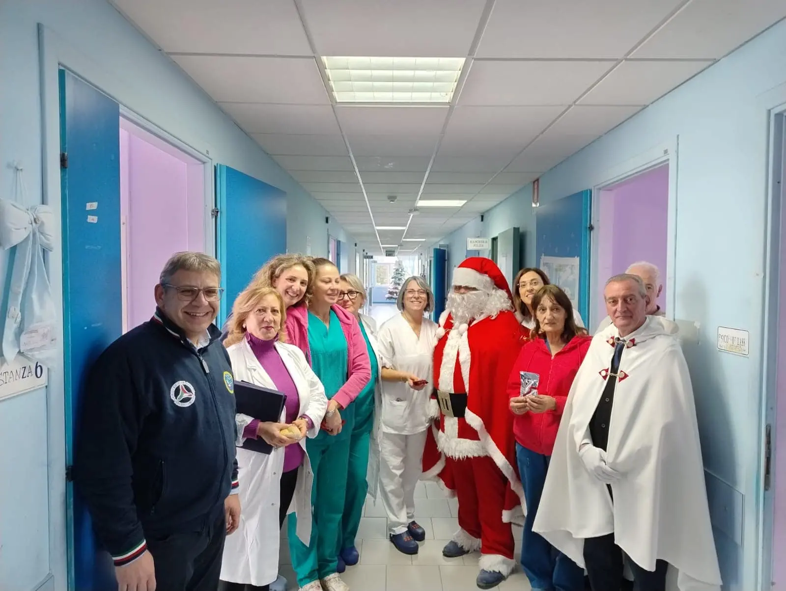 Babbo Natale arriva in corsia per portare doni e sorrisi ai piccoli pazienti dell’ospedale di Castrovillari