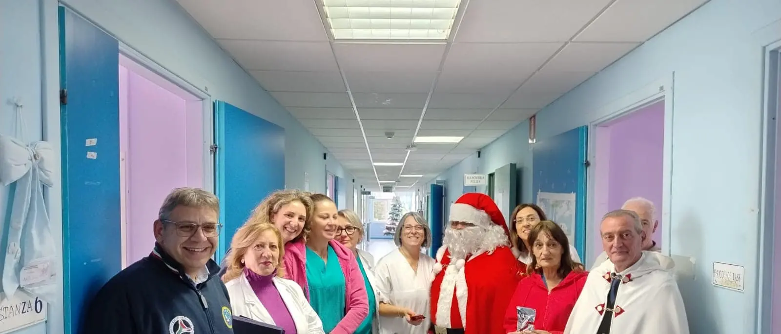 Babbo Natale arriva in corsia per portare doni e sorrisi ai piccoli pazienti dell’ospedale di Castrovillari