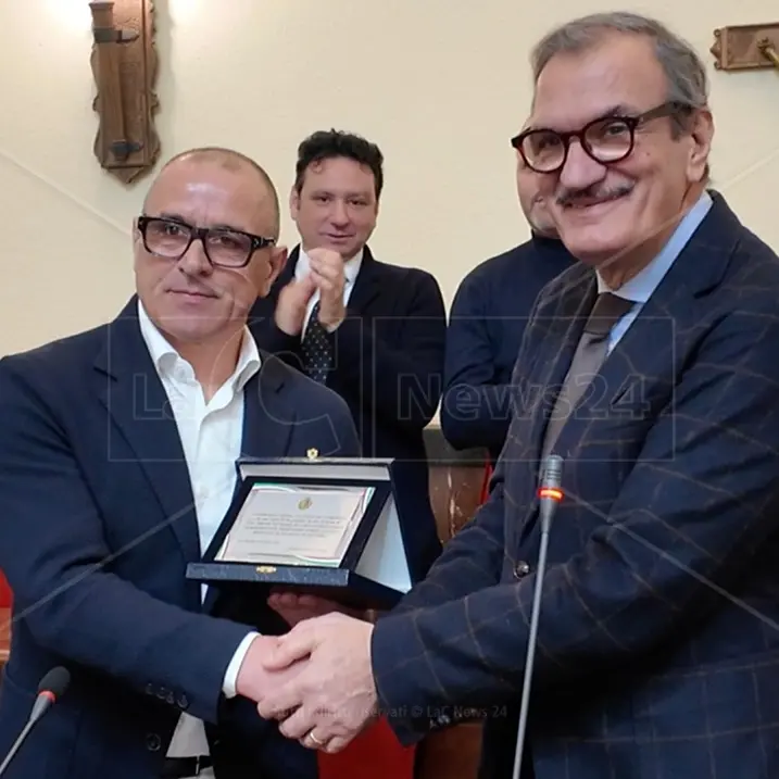 «Ha portato in alto il nome di Vibo», il ct della nazionale slovacca Francesco Calzona premiato in Comune