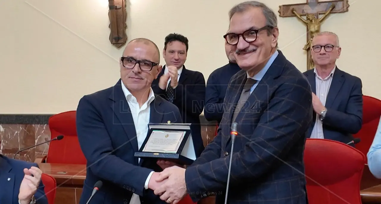 «Ha portato in alto il nome di Vibo», il ct della nazionale slovacca Francesco Calzona premiato in Comune