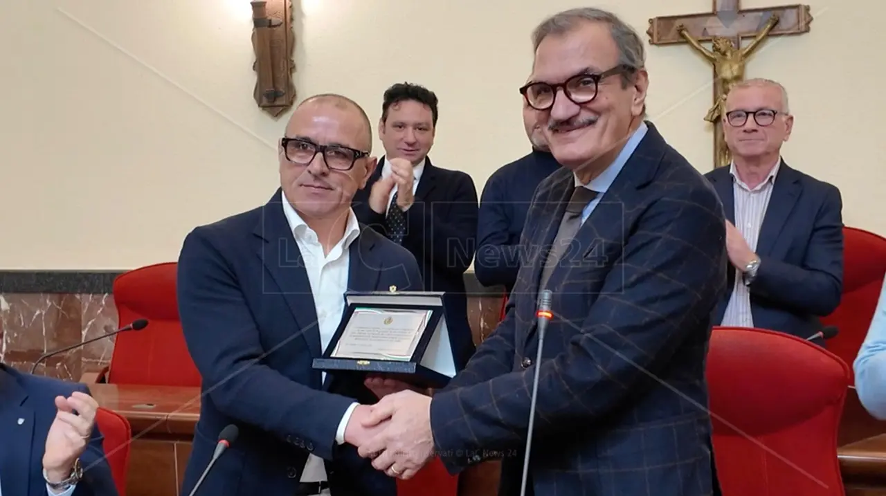 «Ha portato in alto il nome di Vibo», il ct della nazionale slovacca Francesco Calzona premiato in Comune