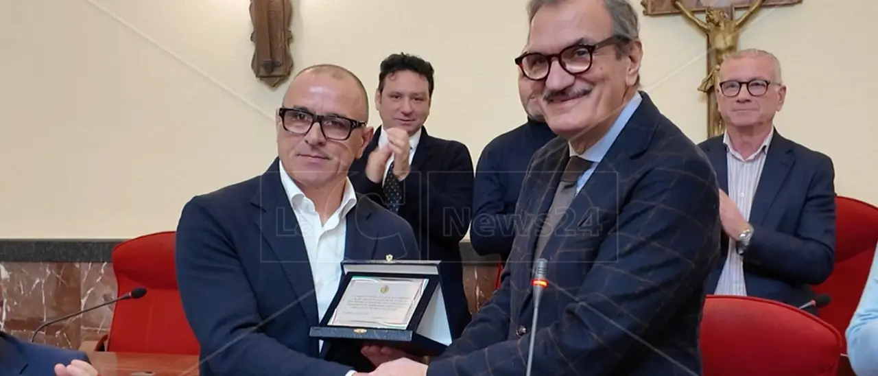 «Ha portato in alto il nome di Vibo», il ct della nazionale slovacca Francesco Calzona premiato in Comune