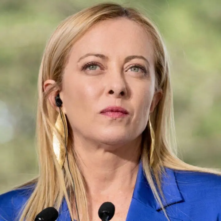 Giorgia Meloni, la conferenza mancata e il mistero del ritocchino. Opposizioni all’attacco: «Parla con la stampa meno di Putin»\n