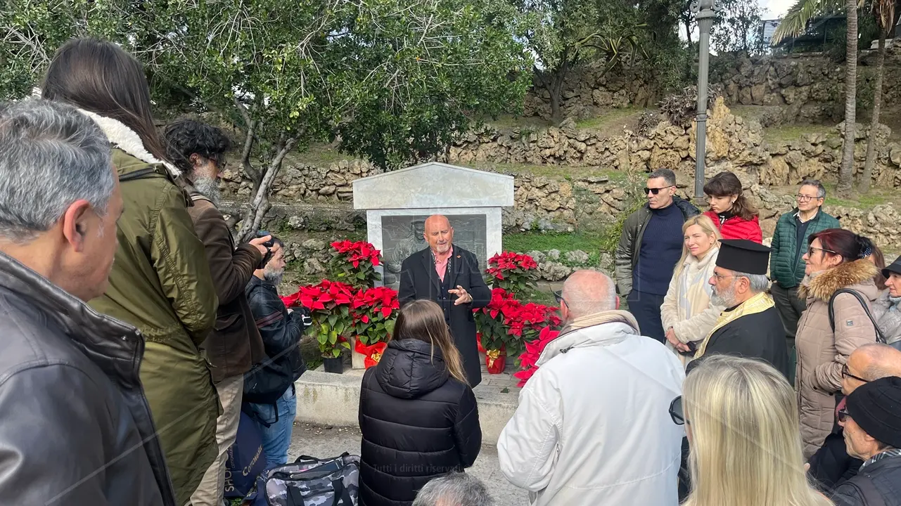 <p>La commemorazione dei marinai russi, primi soccorritori dei reggini dopo il terremoto del 1908, presso la stele eretta nella villa comunale Umberto I&nbsp;</p>\\n