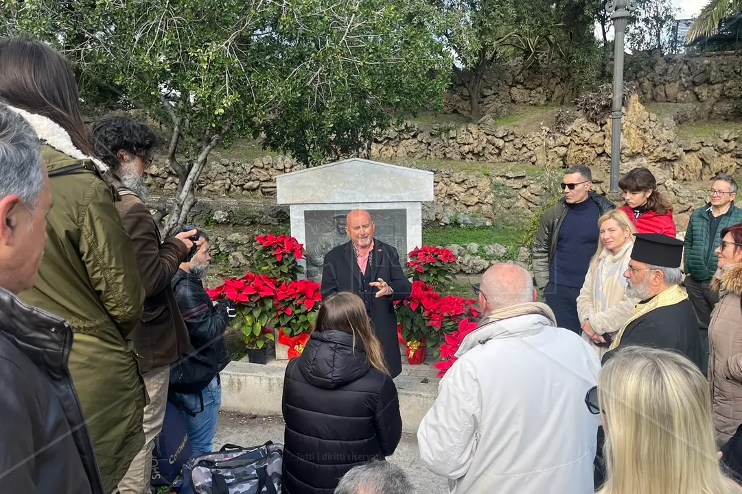 <p>La commemorazione dei marinai russi, primi soccorritori dei reggini dopo il terremoto del 1908, presso la stele eretta nella villa comunale Umberto I&nbsp;</p>\\n