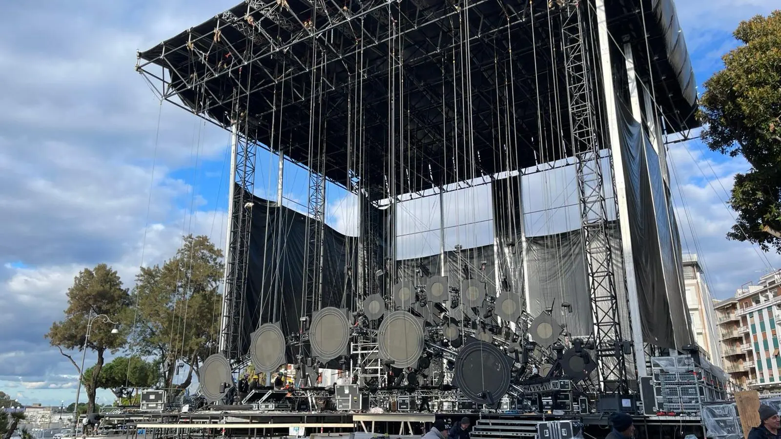 L\\'allestimento del palco in piazza Indipendenza