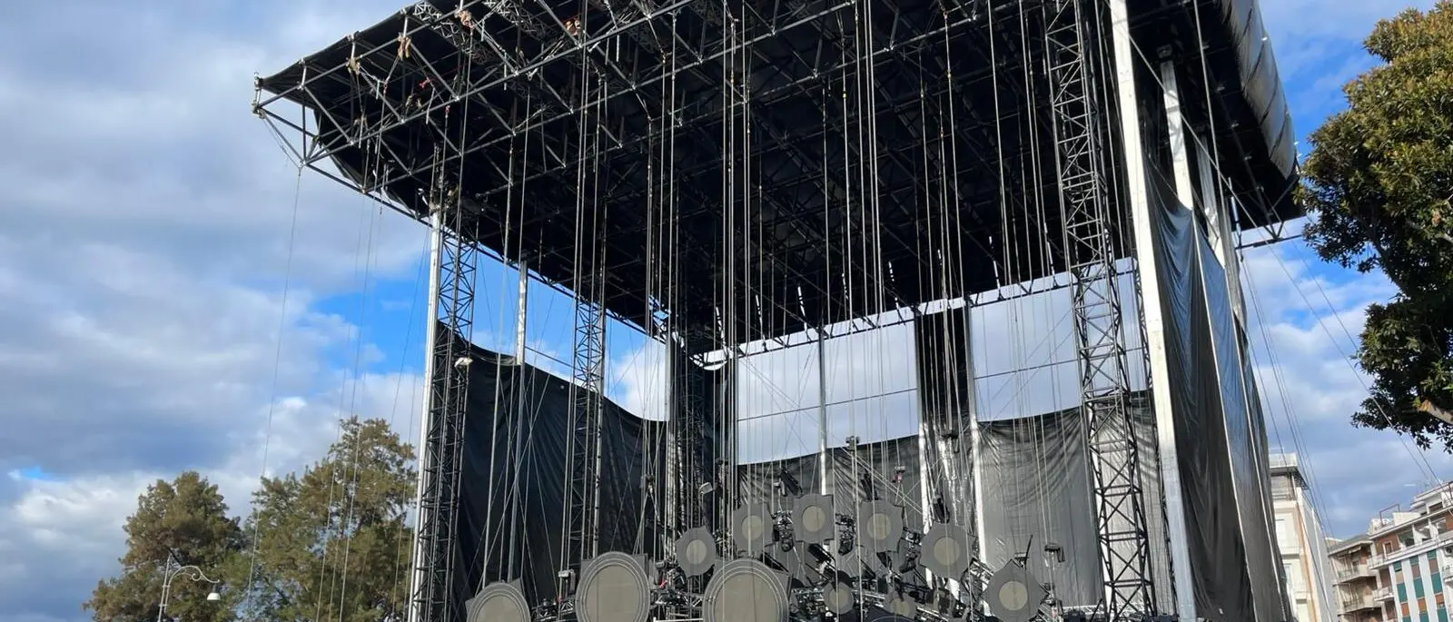 Capodanno Rai a Reggio Calabria, c’è posto per quasi 10mila spettatori: tutte le informazioni su parcheggi, ingressi e navette\n