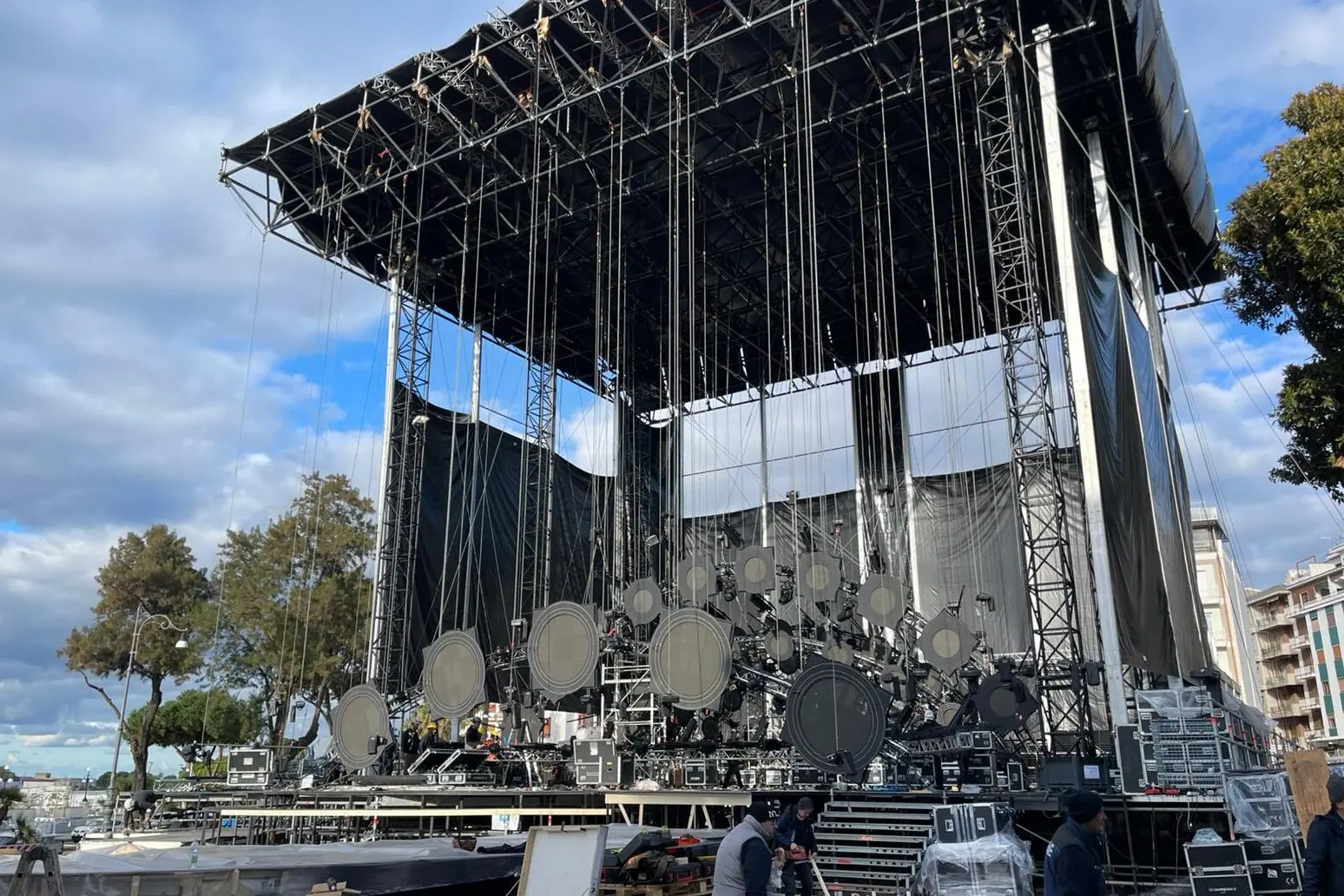 L\\'allestimento del palco in piazza Indipendenza