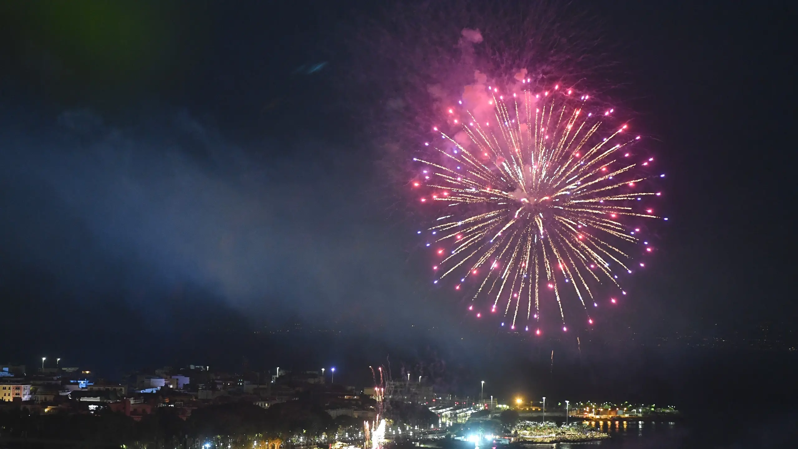 Reggio Calabria, niente fuochi d’artificio: vietati dal sindaco Falcomatà fino all’8 gennaio