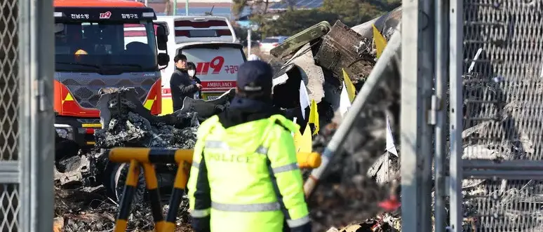 Corea del Sud, aereo si schianta durante l’atterraggio e prende fuoco: 151 morti\n