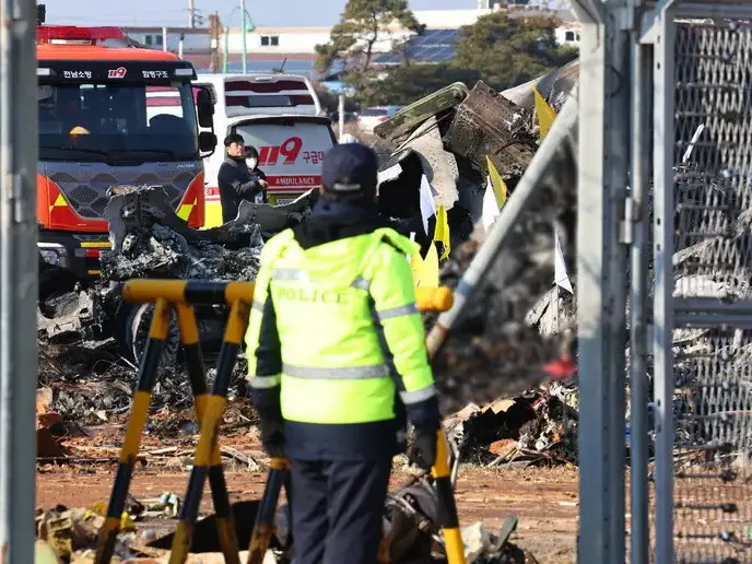 Corea del Sud, aereo si schianta durante l’atterraggio e prende fuoco: 176 morti