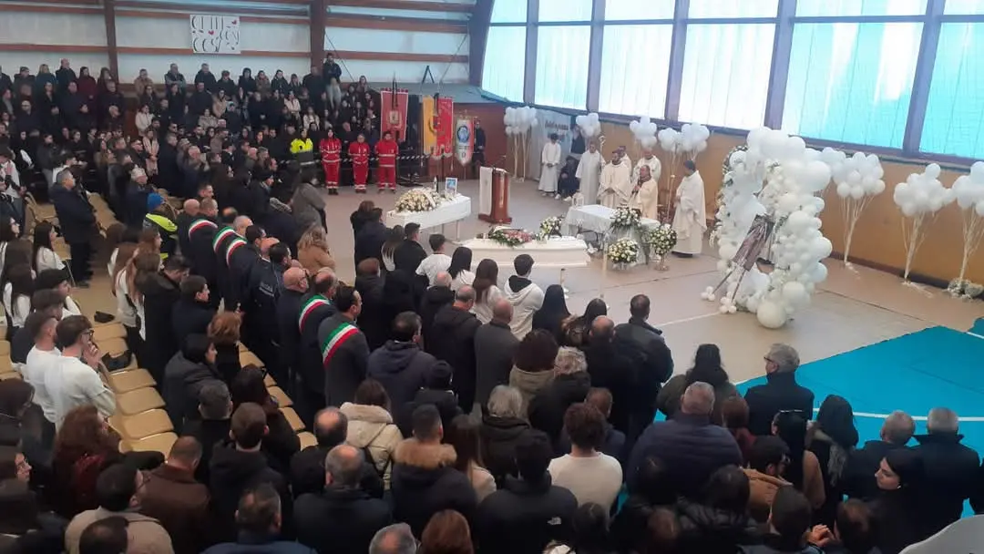 Lacrime e commozione ai funerali delle due ragazze morte in un incidente a San Pietro a Maida\n