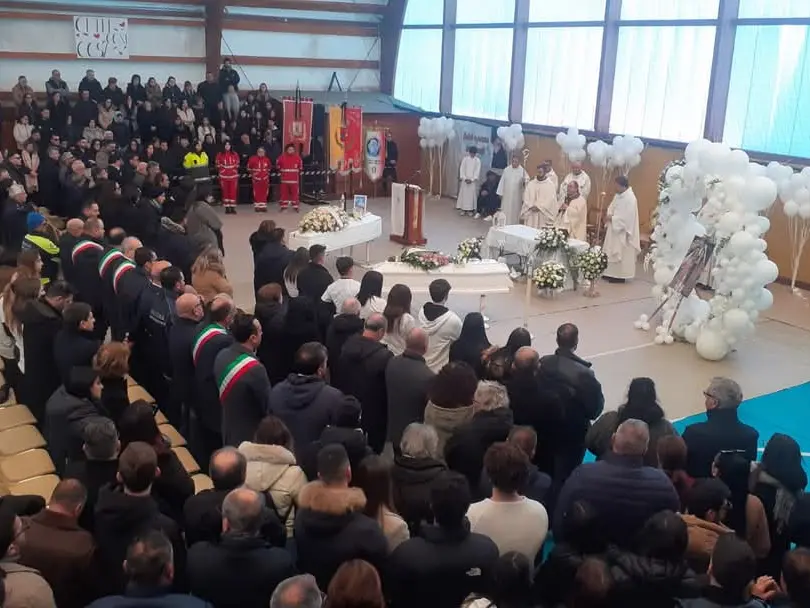 Lacrime e commozione ai funerali delle due ragazze morte in un incidente a San Pietro a Maida