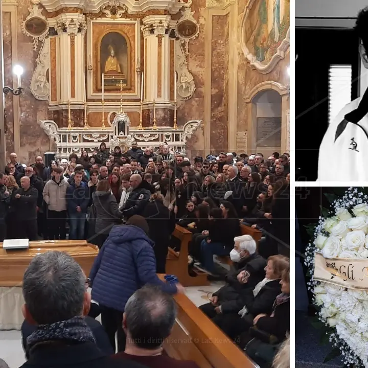 A Catanzaro i funerali di Riccardo, il 15enne morto in un incidente stradale: «Continuerà a vivere nel ricordo di tutti noi»