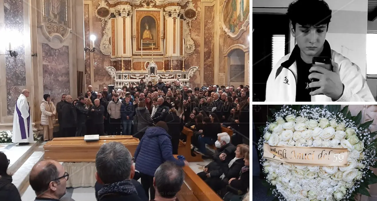 A Catanzaro i funerali di Riccardo, il 15enne morto in un incidente stradale: «Continuerà a vivere nel ricordo di tutti noi»