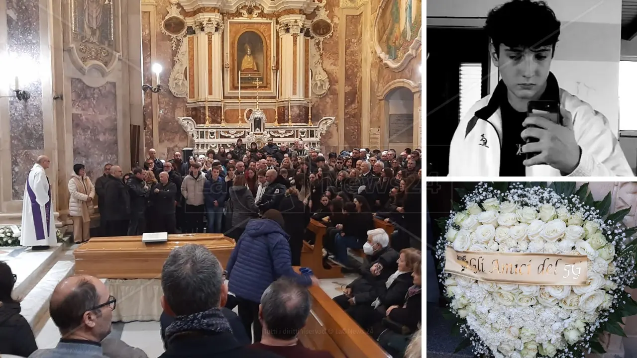 A Catanzaro i funerali di Riccardo, il 15enne morto in un incidente stradale: «Continuerà a vivere nel ricordo di tutti noi»