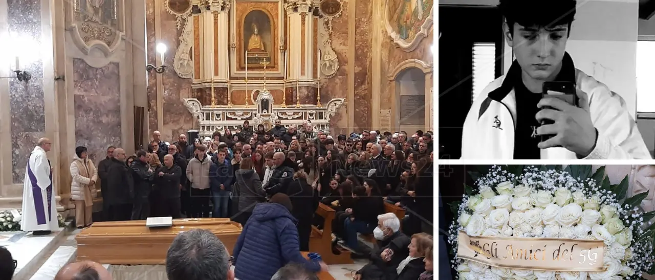 A Catanzaro i funerali di Riccardo, il 15enne morto in un incidente stradale: «Continuerà a vivere nel ricordo di tutti noi»