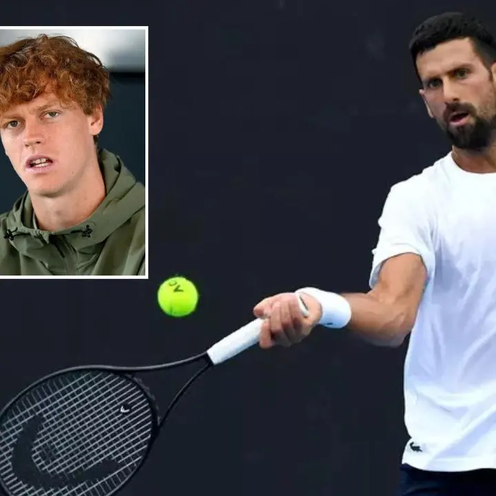 Novak Djokovic in allenamento, nel riquadro Jannik Sinner