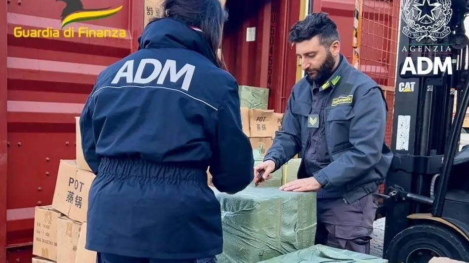 Porto di Gioia Tauro, intercettata e sequestrata una tonnellata di fuochi pirotecnici illegali