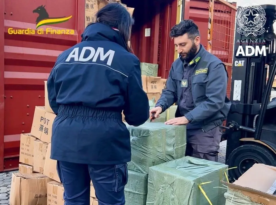 Porto di Gioia Tauro, intercettata e sequestrata una tonnellata di fuochi pirotecnici illegali