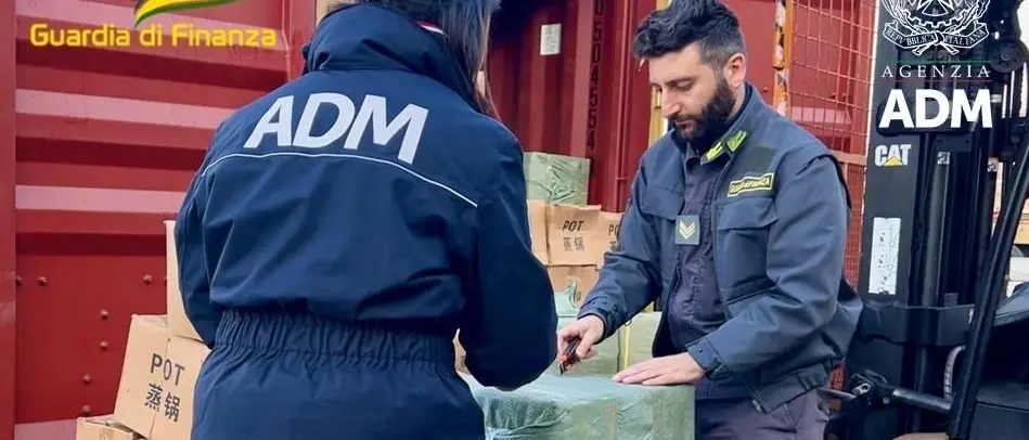 Porto di Gioia Tauro, intercettata e sequestrata una tonnellata di fuochi pirotecnici illegali