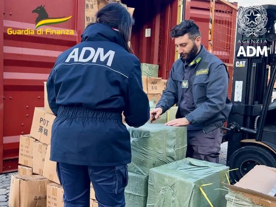 Porto di Gioia Tauro, intercettata e sequestrata una tonnellata di fuochi pirotecnici illegali
