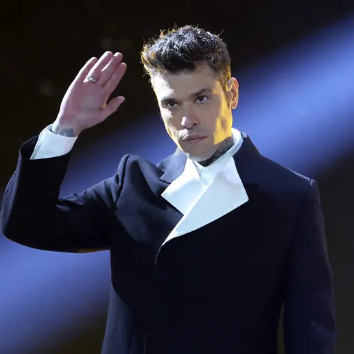 Fedez rivela\u00A0con chi canterà a Sanremo e ora rischia grosso.\u00A0Carlo Conti\u00A0lo grazierà come fece Amadeus?\n