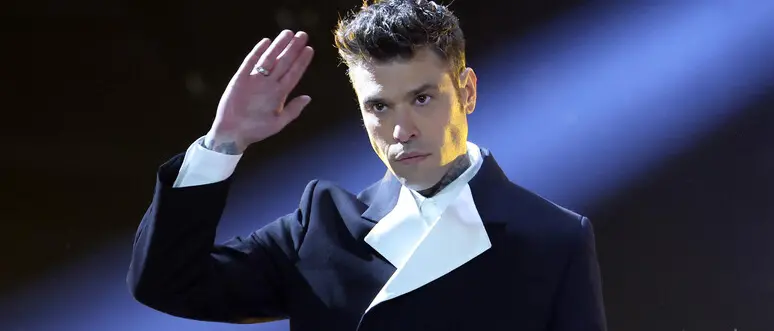Fedez rivela\u00A0con chi canterà a Sanremo e ora rischia grosso.\u00A0Carlo Conti\u00A0lo grazierà come fece Amadeus?\n