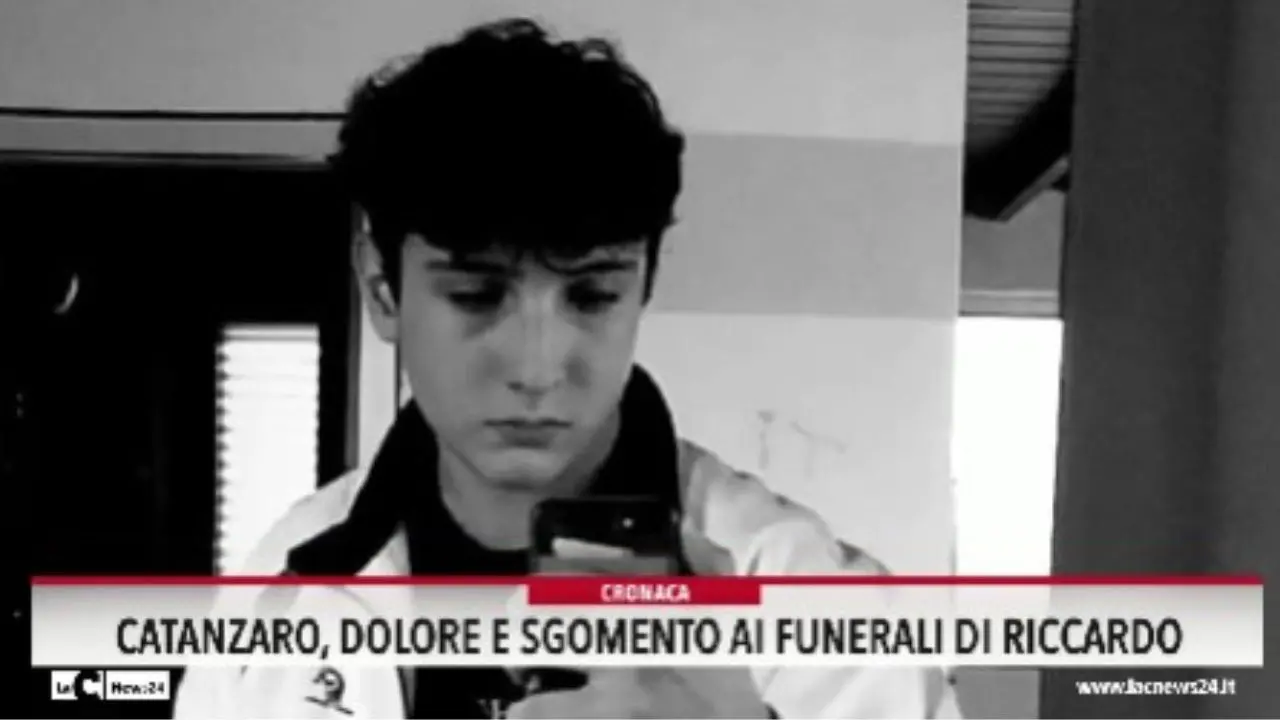 Catanzaro, dolore e sgomento ai funerali di Riccardo