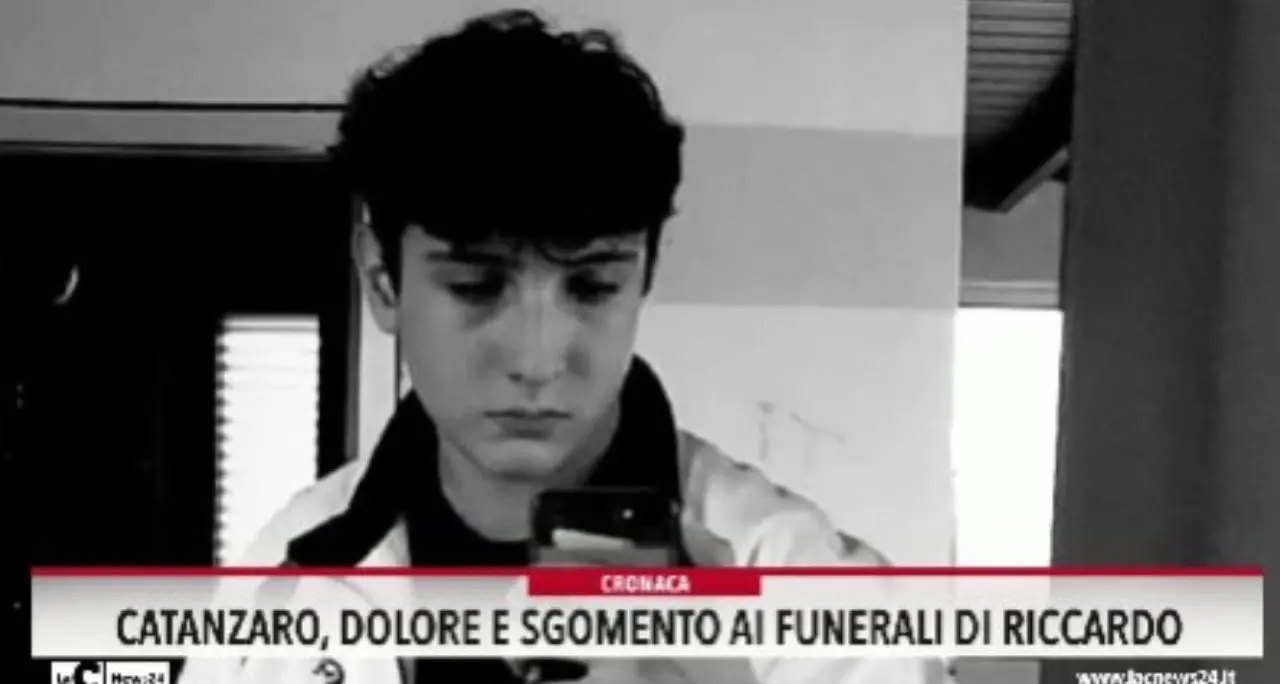 Catanzaro, dolore e sgomento ai funerali di Riccardo