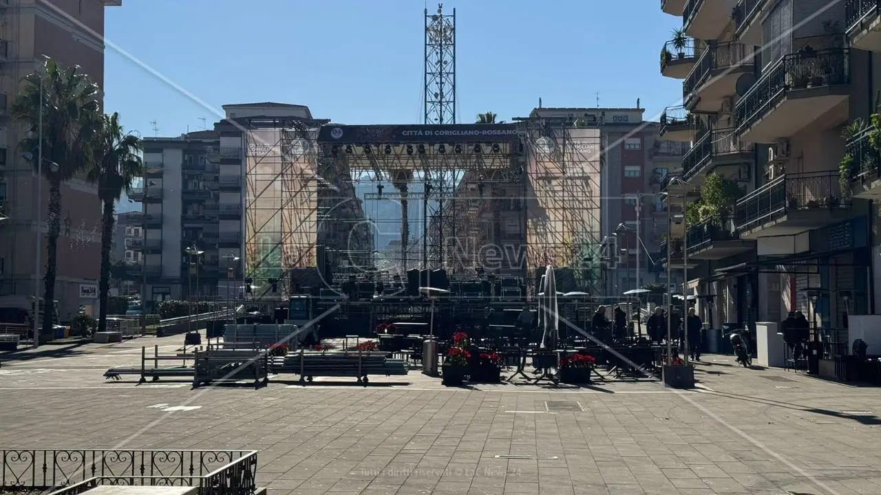 Il palco in allestimento in piazza Le Fosse a Rossano